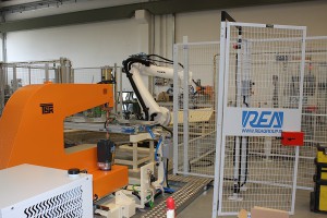 The welding plant in patchwork technology developed by Rea Group composed by a Kuka KR90 R3100 robot.