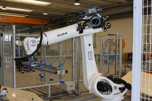 Kuka KR 90 R3100 extra robot can boast a range of action that reaches 3,100 mm and ±0.06 mm repeatability.
